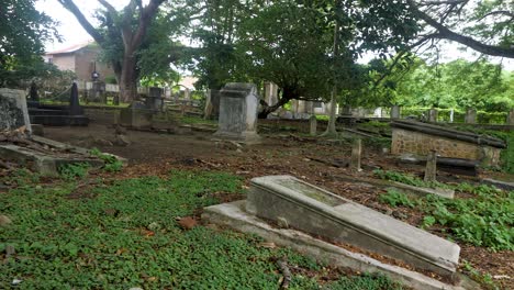 Alter-Holländischer-Friedhof,-Stadt-Sabang,-Insel-Weh,-Palau-Weh,-Indonesien