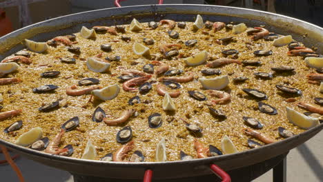 Fertige-Riesenpaella,-Servierbereit