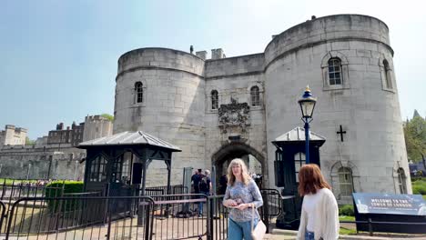 Byward-Tower-Und-Eingang-Zum-Tower-Von-London-Mit-Besuchern-Und-Touristen,-Die-An-Einem-Sonnigen-Tag-Vorbeigehen