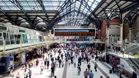 Estación-De-Liverpool-Street-En-La-Capital-De-Inglaterra,-La-Bulliciosa-Explanada,-Donde-Los-Viajeros-Y-Viajeros-Se-Mueven-Dinámicamente