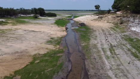 Luftaufnahme-Von-Teilen-Des-Rio-Negro-Und-Seiner-Nebenflüsse,-Die-Von-Einer-Rekorddürre-Betroffen-Sind,-Die-Das-Amazonasgebiet-In-Brasilien-Heimgesucht-Hat