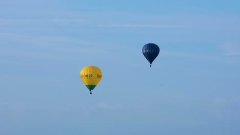 Thatchers-Apfelwein-Und-CJ-Hole-Immobilienmakler-Heißluftballons-Gegen-Blauen-Himmel-Fliegen-über-Den-Somerset-Levels