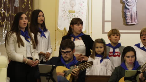 Coro-De-La-Iglesia-Actuando,-Adultos-Y-Niños-Cantando-Y-Tocando-Instrumentos.