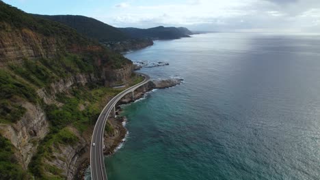 Un-Video-De-Un-Dron-De-4k-Siguiendo-Una-Camioneta-Blanca-Conduciendo-A-Lo-Largo-Del-Puente-Del-Acantilado-En-Nueva-Gales-Del-Sur,-Australia