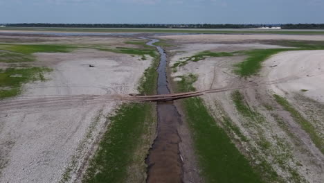 Luftaufnahme-Von-Teilen-Des-Rio-Negro-Und-Seiner-Nebenflüsse,-Die-Von-Einer-Rekorddürre-Betroffen-Sind,-Die-Das-Amazonasgebiet-In-Brasilien-Heimgesucht-Hat