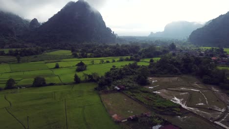 Un-Pequeño-Pueblo-En-El-Interior-De-Laos,-Famoso-Por-Sus-Plantaciones-De-Arroz-Y-Hermosas-Montañas