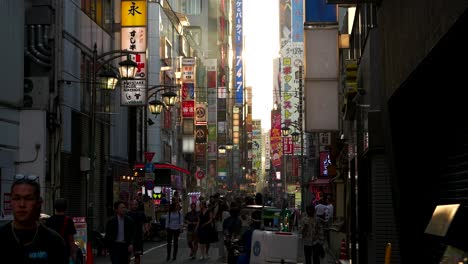 Belebten-Und-Lebendigen-Straßen-Von-Tokio-Mit-Vielen-Menschen-Bei-Sonnenuntergang