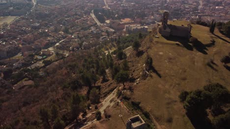 Einsiedelei-Von-Sant-Cugat-De-Gavadons-Mit-Blick-Auf-Die-Stadt-Tona-In-Barcelona,-Luftaufnahme