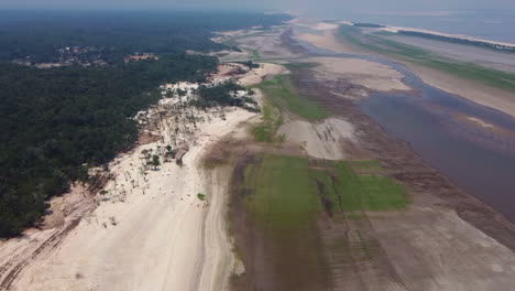 Luftaufnahme-Von-Teilen-Des-Rio-Negro-Und-Seiner-Nebenflüsse,-Die-Von-Einer-Rekorddürre-Betroffen-Sind,-Die-Das-Amazonasgebiet-In-Brasilien-Heimgesucht-Hat