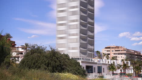 Aussichtsturm-In-Der-Stadt-Estepona,-Schnelle-Schwenkansicht