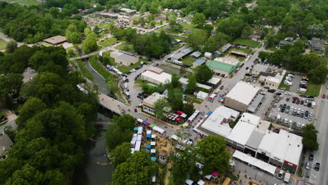 El-Festival-Dogwood-Del-50.º-Aniversario-En-Arkansas-Con-Coloridas-Tiendas-De-Campaña-Y-Una-Multitud-Animada,-Vista-Aérea