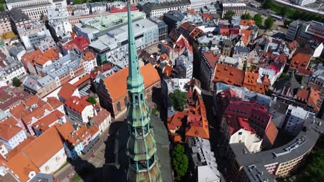 La-Retirada-Aérea-Revela-La-Iglesia-De-San-Pedro-En-Riga,-En-El-Casco-Antiguo-De-Letonia