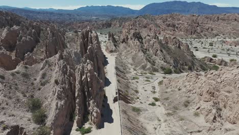 Die-Quebrada-De-Las-Flechas-Mitten-In-Der-Provinz-Salta,-Ein-Unwirtlicher-Ort-Auf-Der-Welt