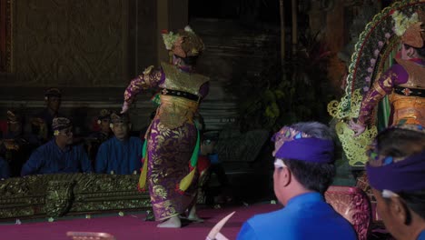 Eine-Theateraufführung,-Die-Eine-Szene-Aus-Dem-Epos-Ramayana-Auf-Der-Insel-Bali,-Indonesien-Darstellt