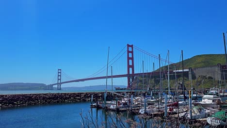 Famoso-Puente-Golden-Gate-Desde-El-Puerto-Deportivo-Rompeolas-De-Satterlee-En-Horseshoe-Bay-En-Sausalito-En-Un-Hermoso-Día-Cerca-De-San-Francisco,-Estados-Unidos