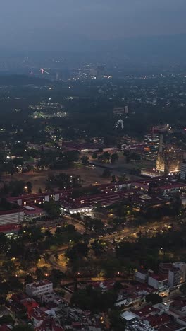 Hiperlapso-Vertical-Del-Campus-De-La-Ciudad-Universitaria-Al-Atardecer