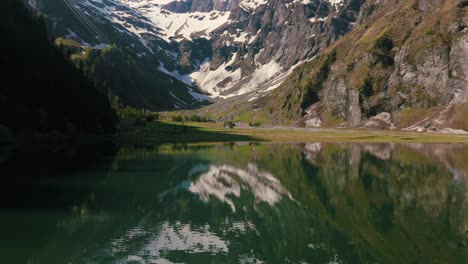 Wasserspiegelungen-Am-Hintersee,-Nationalpark-Hohe-Tauern-In-Tirol,-Österreich