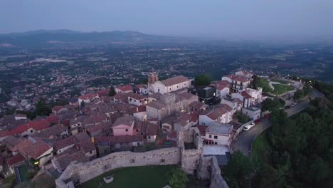 Aerial-reveals-small-village-with-castle-ruins,-Castel-San-Pietro-Romano