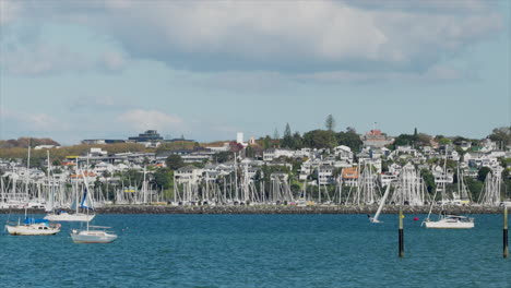 Yachten-Segeln-Und-Vertäut-Im-Hafen-Von-Auckland,-Neuseeland
