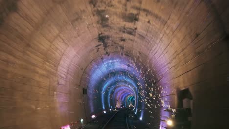 Fesselnde-Aufnahmen-Einer-Reise-Durch-Einen-Tunnel,-Der-In-Einen-Kreativen-Ausstellungsraum-Verwandelt-Wurde