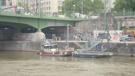 Lancha-Patrullera-De-La-Policía-De-Viena-Amarrado-Junto-Al-Canal