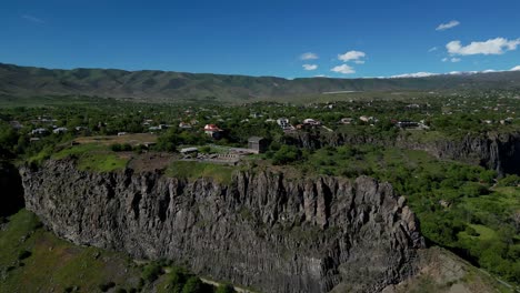 Faszinierende-Drohnenaufnahmen-Des-Garni-Tempels-In-Armenien,-Die-Die-Alte-Geschichte-Zeigen