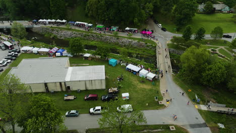 Das-50.-Jubiläums-Dogwood-Fest-In-Arkansas-Mit-Bunten-Zelten-Und-Lebhaftem-Publikum,-Luftaufnahme
