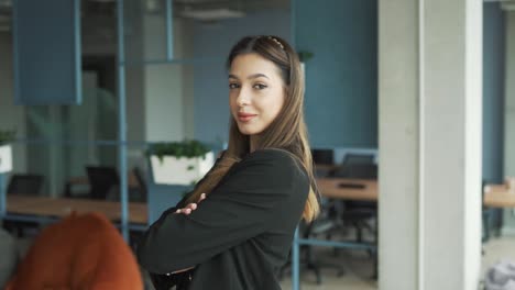 Nahaufnahme-Porträt-Hübsche-Frau-In-Business-Kleidung,-Schaut-In-Die-Kamera-Und-Lächelt-Vor-Dem-Hintergrund-Eines-Modernen-Büros