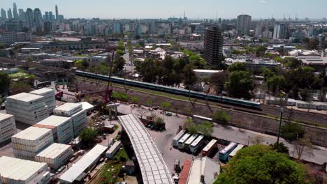 Amplia-Antena-De-Tren-Que-Pasa-Por-Contenedores-Industriales-Y-El-Horizonte-De-Buenos-Aires.