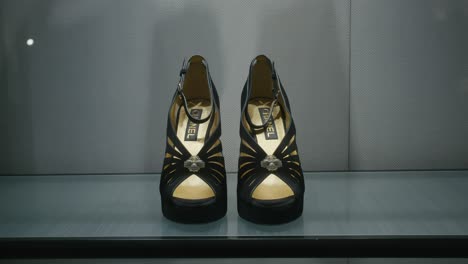 Zapatos-De-Tacón-Chanel-Negros-Exhibidos-En-Un-Estante-De-Vidrio-En-Una-Tienda-En-Venecia,-Italia