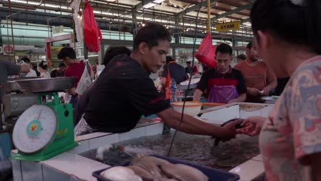 Stand-Mit-Lebendem-Fisch,-Kundenauswahl,-Meeresfrüchte-Diät,-Marktplatz-Standort