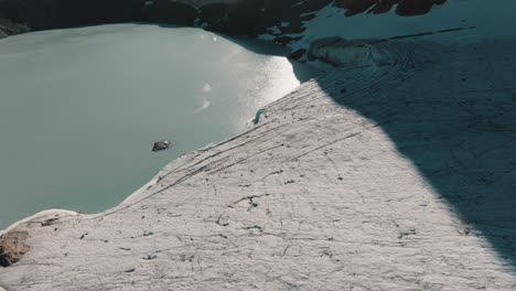 Naturszene-Des-Laguna-Esmeralda-Und-Des-Ojo-Del-Albino-Gletschers-In-Feuerland-In-Der-Nähe-Von-Ushuaia,-Argentinien