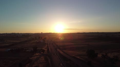 Amanecer-Sobre-La-Ciudad-De-Pozoblanco-En-Córdoba,-España,-Con-Vías-De-Ferrocarril-Que-Conducen-Hacia-El-Horizonte.