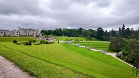 Casa-Y-Jardines-De-Powerscourt-Céspedes-Y-árboles-Bien-Cuidados-De-Todo-El-Mundo,-Atracciones-Turísticas-En-Wicklow-En-El-Jardín-De-Irlanda