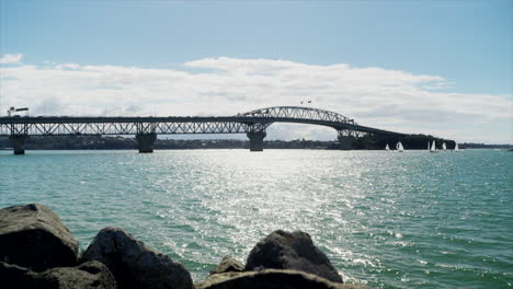 Auckland-Harbour-Bridge-An-Einem-Sonnigen-Tag,-Neuseeland