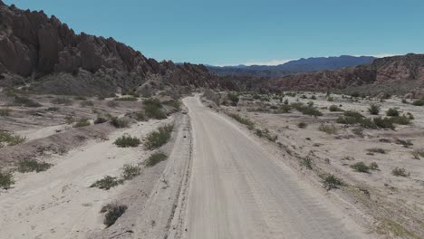 Ein-Lieferwagen-Fährt-Auf-Der-Ruta-40-Auf-Einer-Schotterstraße-In-Der-Nördlichen-Provinz-Salta,-Argentinien