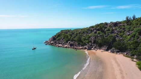 4K-Drohnenaufnahmen-Eines-Wunderschönen-Weißen-Sandstrandes-Auf-Magnetic-Island,-Queensland,-Australien