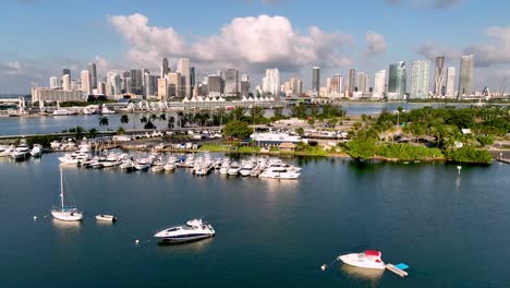 Empuje-Aéreo-Sobre-El-Barco-En-La-Bahía-Que-Conduce-Al-Horizonte-De-Miami,-Florida