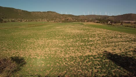 Molinos-De-Viento-Girando-En-Un-Día-Soleado-Sobre-Campos-Verdes-Y-Colinas-En-Igualada,-Barcelona