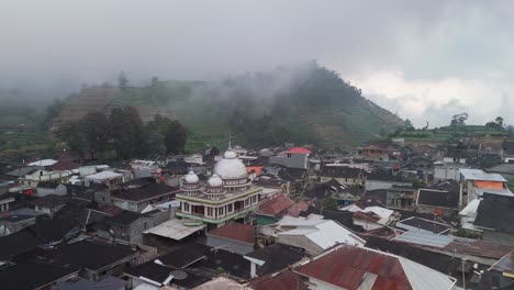 Kleine-Stadt-Mit-Zentraler-Silbermoschee,-Eingebettet-In-Die-Mystische-Wolkenlandschaft,-Vulkanisches-Hochland-Des-Dieng-Plateaus,-Java,-Indonesien