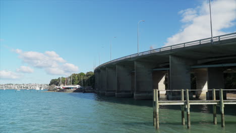 Autos-Fahren-über-Die-Harbour-Bridge-In-Auckland,-Neuseeland