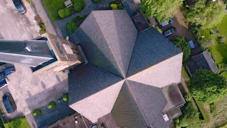 Kreuzform-Der-Dorfkirche-Von-Zuid-Beijerland-In-Den-Niederlanden-Von-Oben-Gut-Sichtbar