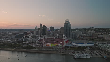 Cincinnati-Ohio-Antena-V19-Drone-Cinematográfico-Sobrevolando-El-Río-Capturando-El-Gran-Parque-De-Pelota-Americano-Durante-Un-Juego-De-Los-Rojos-Y-El-Paisaje-Urbano-Del-Centro-Frente-Al-Mar-Al-Atardecer---Filmado-Con-Inspire-3-8k---Septiembre-De-2023