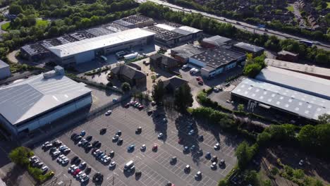 Parque-Empresarial-Con-Drones-Y-Edificios-De-Oficinas-Comerciales-En-Surrey,-Inglaterra