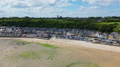 Promenade-Und-Strand-Von-Cancale-Bei-Ebbe,-Bretagne-In-Frankreich