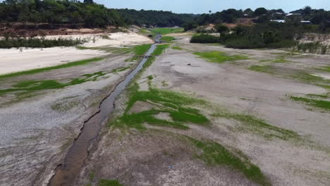 Luftaufnahme-Von-Teilen-Des-Rio-Negro-Und-Seiner-Nebenflüsse,-Die-Von-Einer-Rekorddürre-Betroffen-Sind,-Die-Das-Amazonasgebiet-In-Brasilien-Heimgesucht-Hat