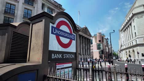 Tfl-Roundel-Subterráneo-En-La-Estación-Del-Banco-En-La-Mañana-Soleada