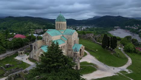 Impresionante-Vídeo-Con-Drones-En-4k-A-60-Fps-De-La-Catedral-De-Bagrati-En-Kutaisi,-Georgia,-Que-Destaca-Su-Importancia-Histórica-Y-Su-Belleza-Arquitectónica.