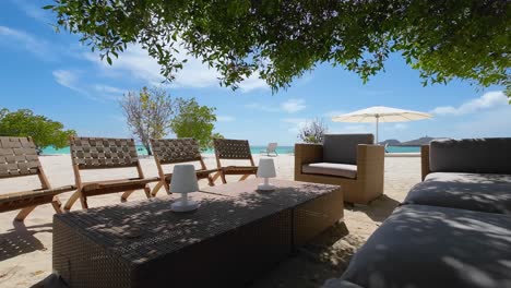 Muebles-De-Exterior-En-Casa-De-Playa-En-Alquiler-Vacacional,-Madrisqui-Isla-Caribeña