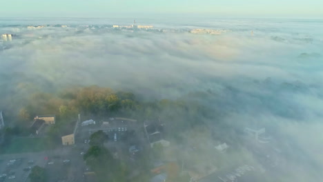 Stadt-Oben-Im-Nebel,-Drohnenansicht